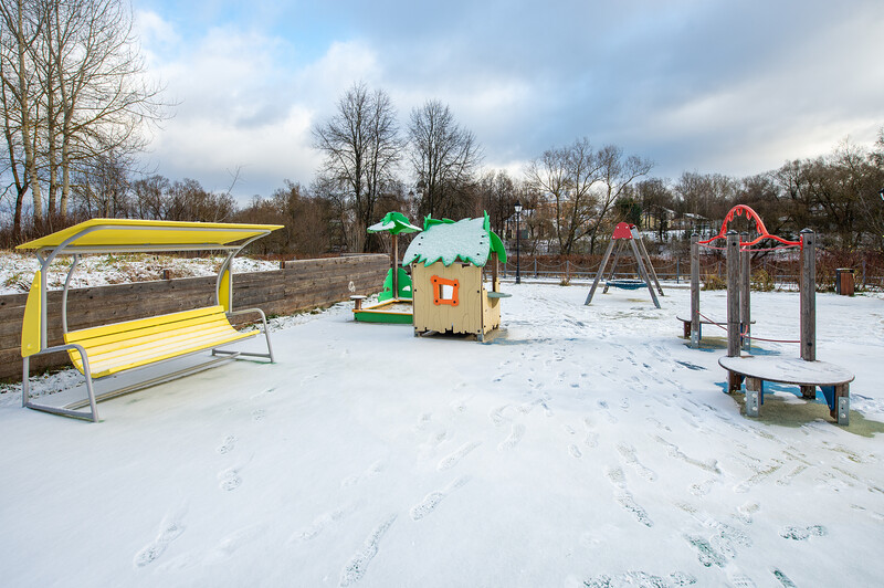 Детская и спортивная площадка